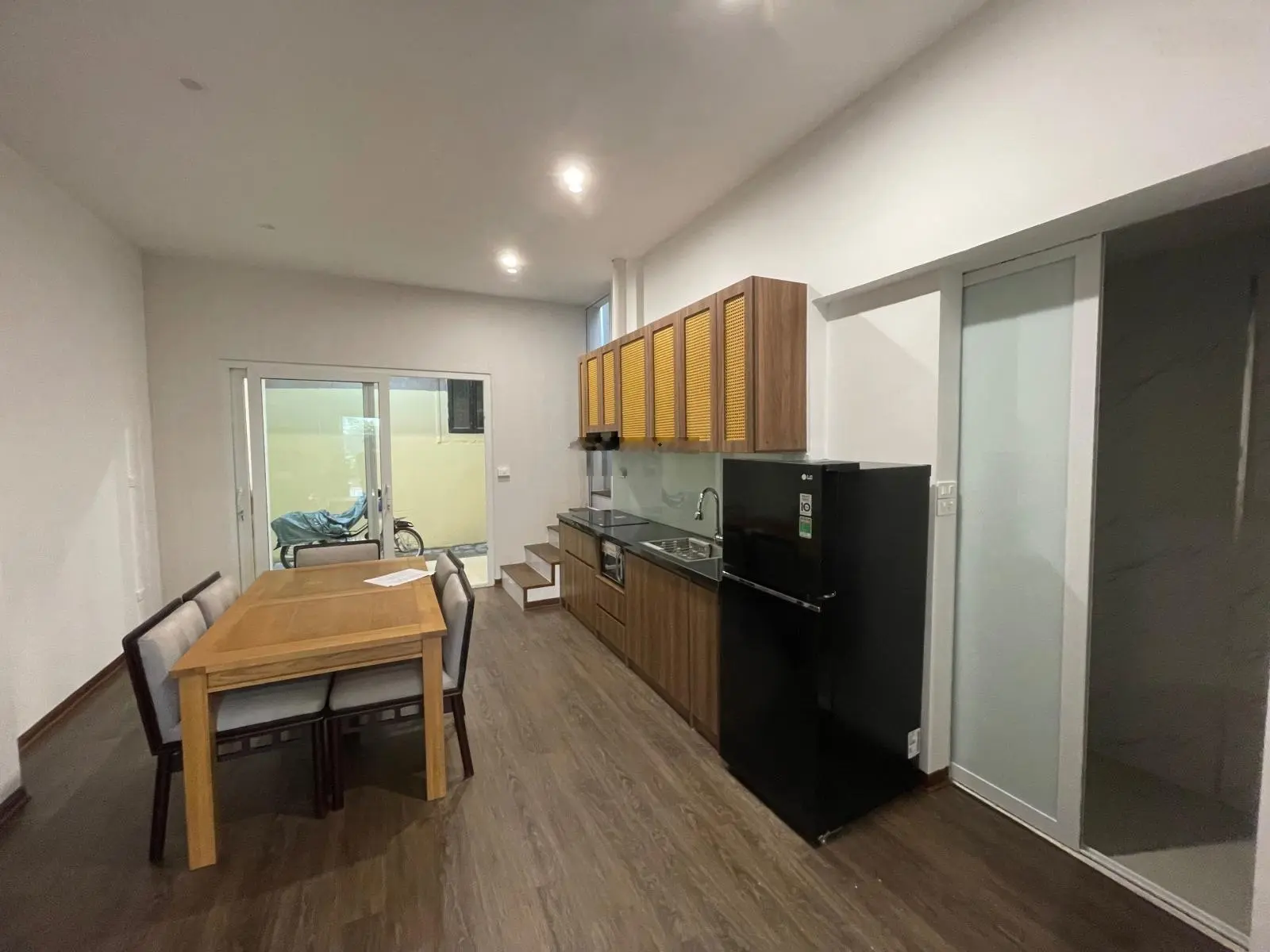 Bán căn nhà 2 tầng diện tích 104m2, sân vườn đẹp, nhìn ra công viên và hồ nhỏ, sát Hồ Tây