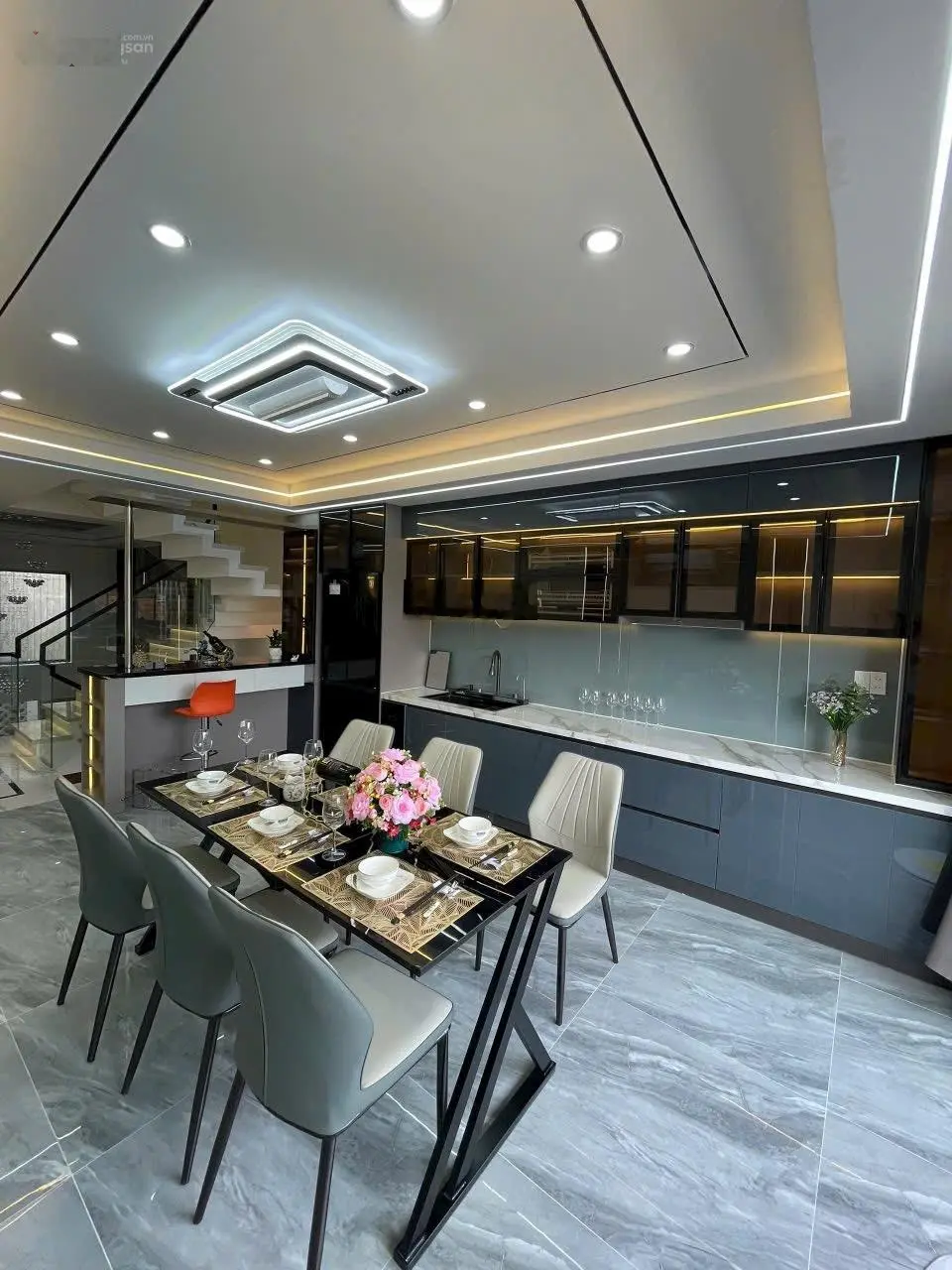 Nhà gần ngã tư ga - qua Gò Vấp 5 phút - trệt lửng 3 lầu - full nội thất