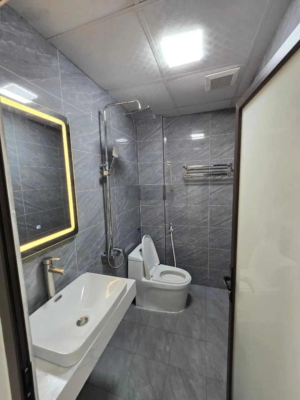Bán nhà ngõ 86 Tô Vĩnh Diện Thanh Xuân ngõ thông ô tô vào nhà tặng nội thất 40m2 x 5 tầng 9.9 tỷ