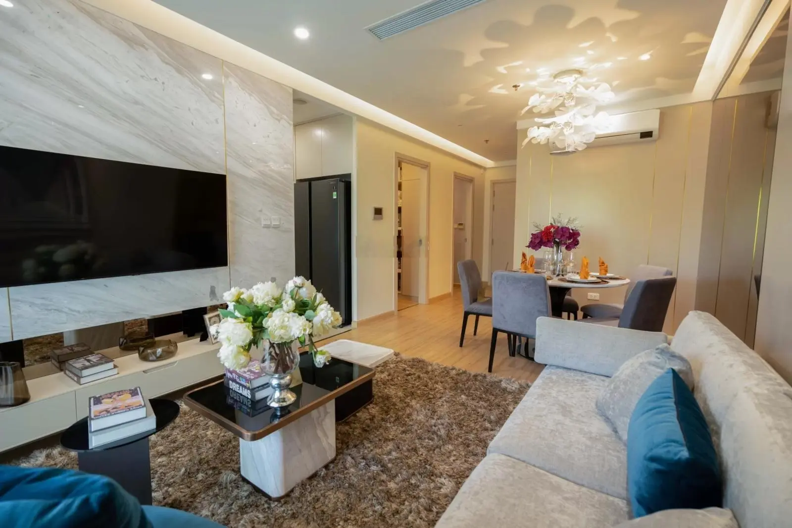 Bán căn 2PN , view hồ cực đẹp, sẵn ở ngay, DT 72m2, bàn giao nội thất cao cấp tại Moonlight 1