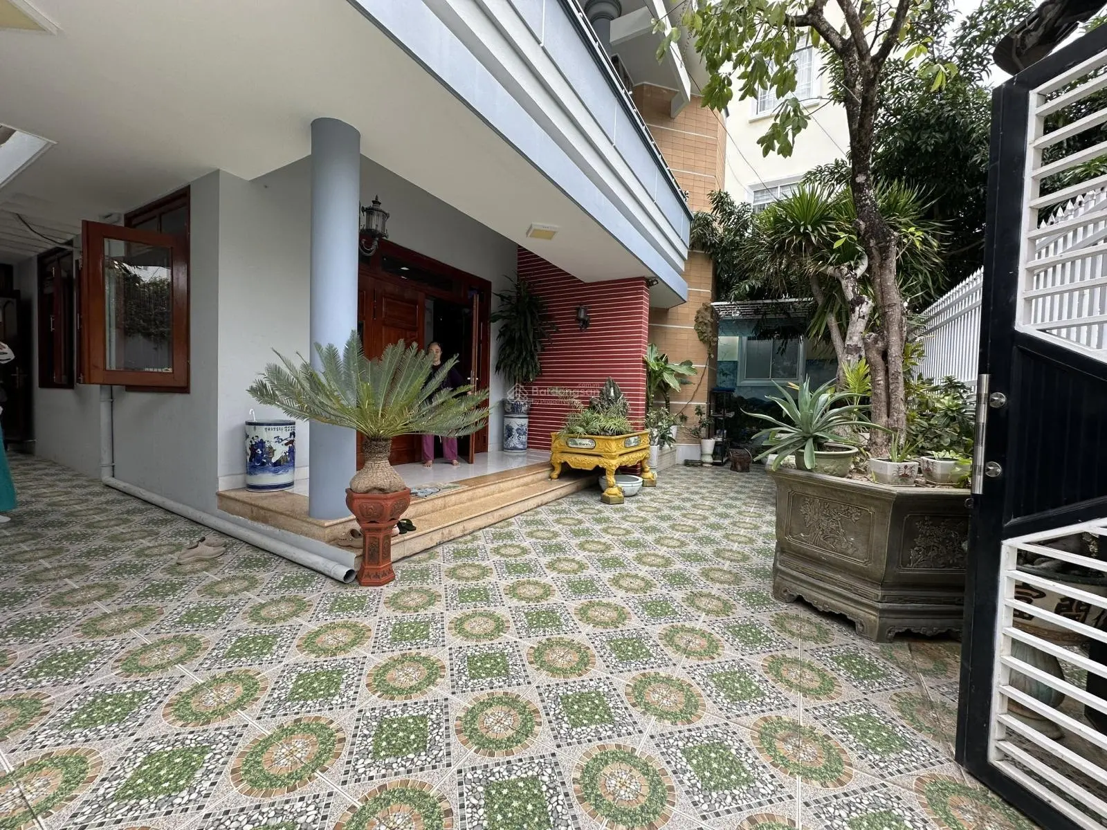 Biển Hòn chồng- bán nhà kiểu biệt thự sân vườn đi bộ ra tắm biển tại phường Vĩnh Hải tp Nha Trang