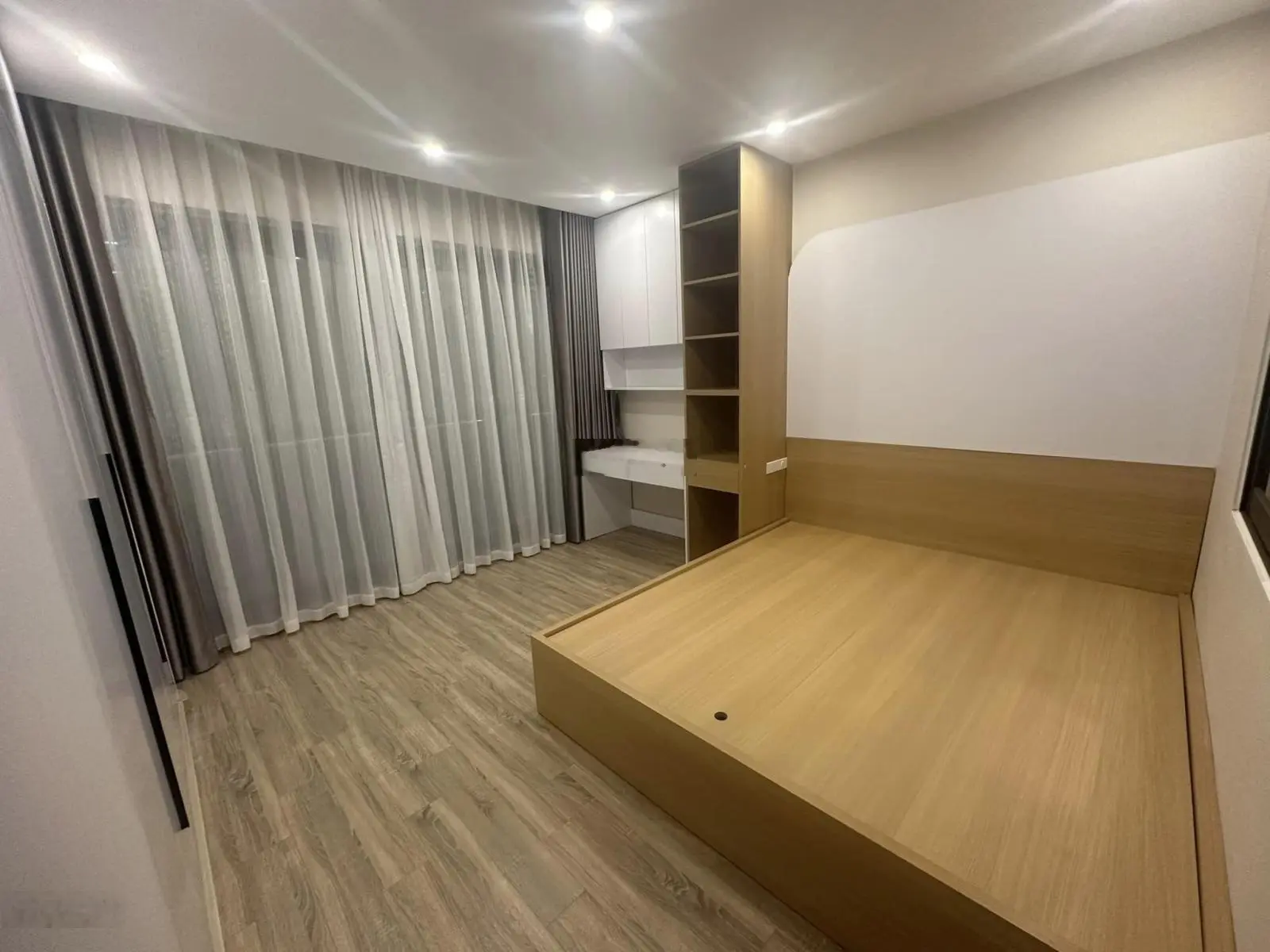 Cần bán nhà 8 tầng thang máy vừa kinh doanh vừa ở. Vị trí hiếm. Vỉa hè rộng kinh doanh sầm uất