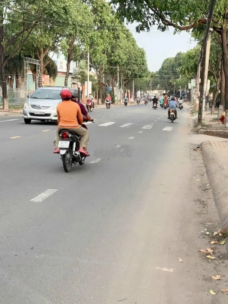 bán căn nhà sổ riêng 1lầu 1trệt sân để ô tô