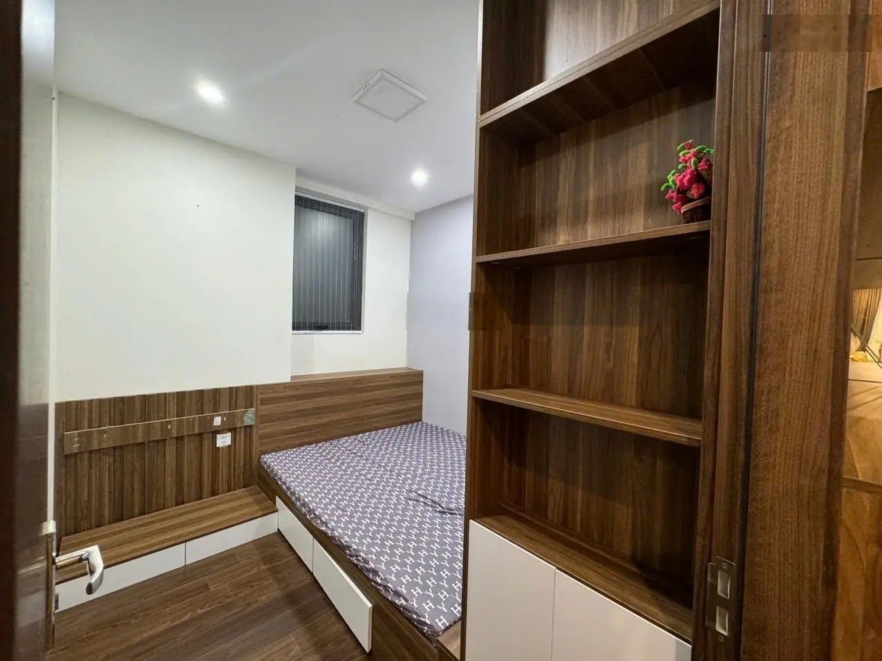 Cần bán gấp căn hộ 2 phòng ngủ tầng trung, ban công hướng thoáng mát. Nhấc máy gọi em : 0343 191 ***