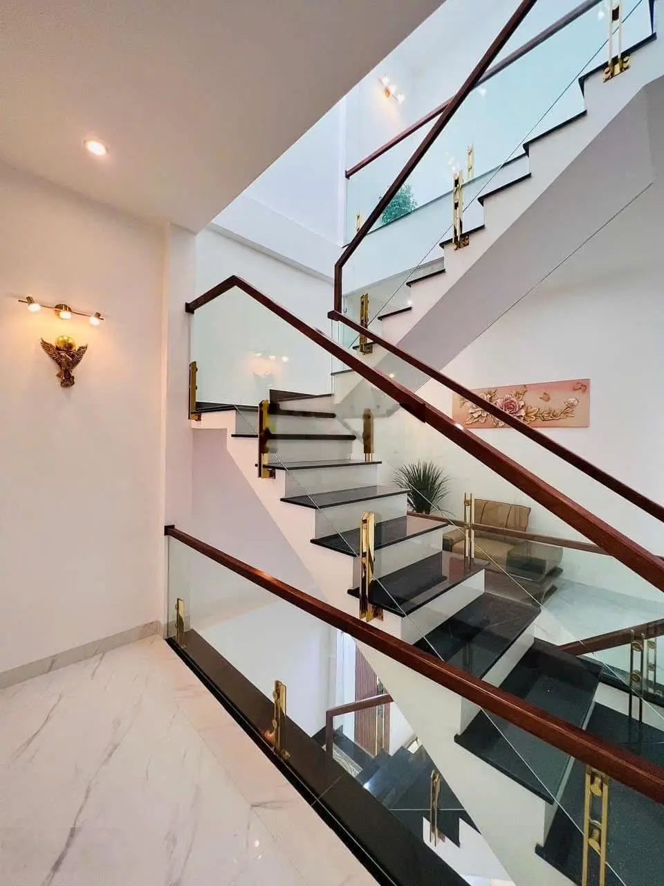 Nhà 3 tầng mặt tiền đường Hoà Minh 3 . Cách biển Nguyễn Tất Thành 50m
