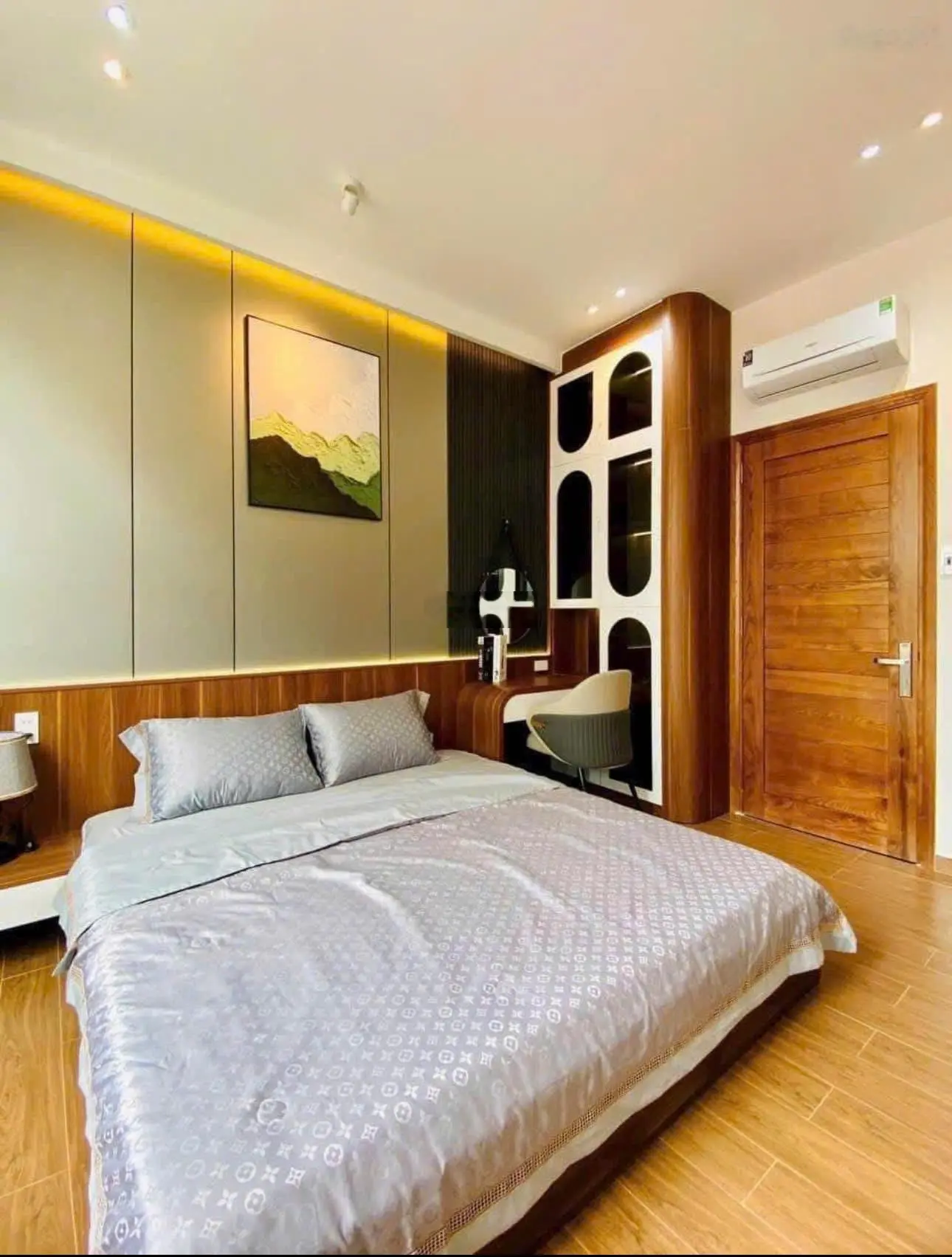 Cần bán gấp nhà MTĐ Đặng Dung, Quận 1. Giá 4,25 TỶ/ DT: 63m2 - Sổ hồng chính chủ, có ban công lớn.