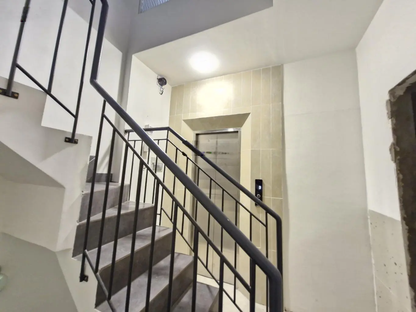 Căn hộ dịch vụ 6 tầng Linh Đông ngay CĐ Công Nghệ dòng tiền 50tr/tháng có thang máy