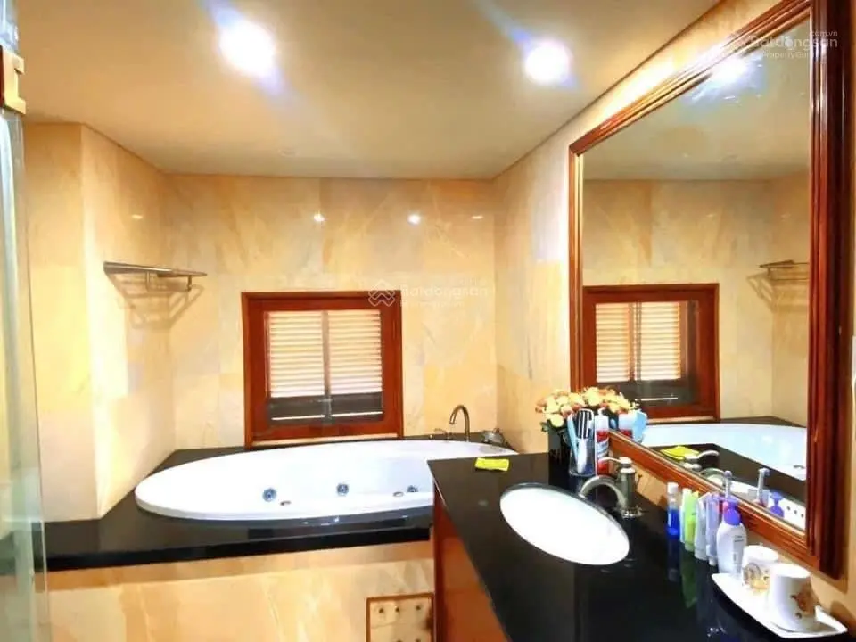 Bán Biệt Thự KDT Nghĩa Đô: Diện tích 300m2, MT 14m, Xây 4Tầng rất đẹp, Gía 83 Tỷ