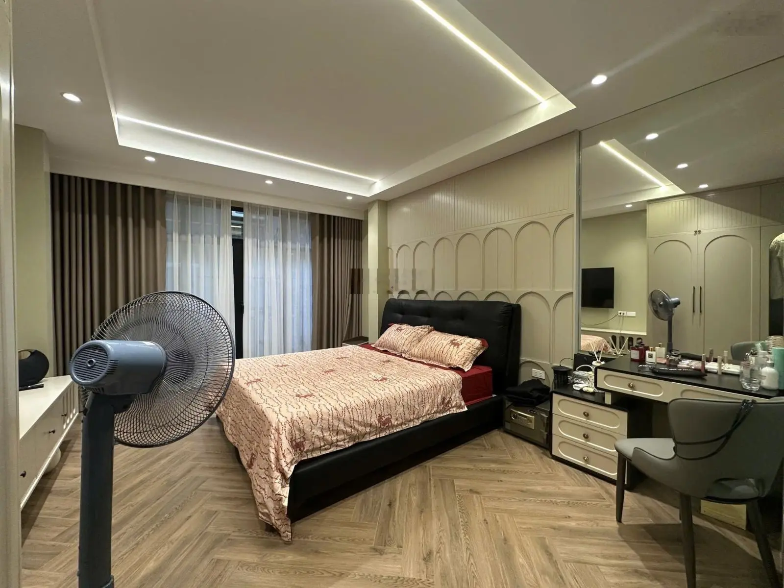 Phân lô Ngọc Khánh . Phố Vip quận Ba Đình . 7 tầng thang máy xịn . Siêu siêu đẹp .