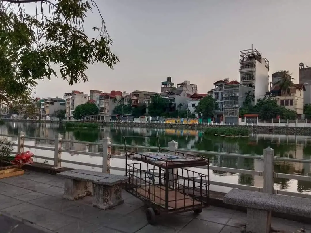 Bán 64m2 nhà cấp 4, 3 thoáng, mặt tiền rộng, ôtô tránh, kinh doanh, view hồ Bồ Đề
