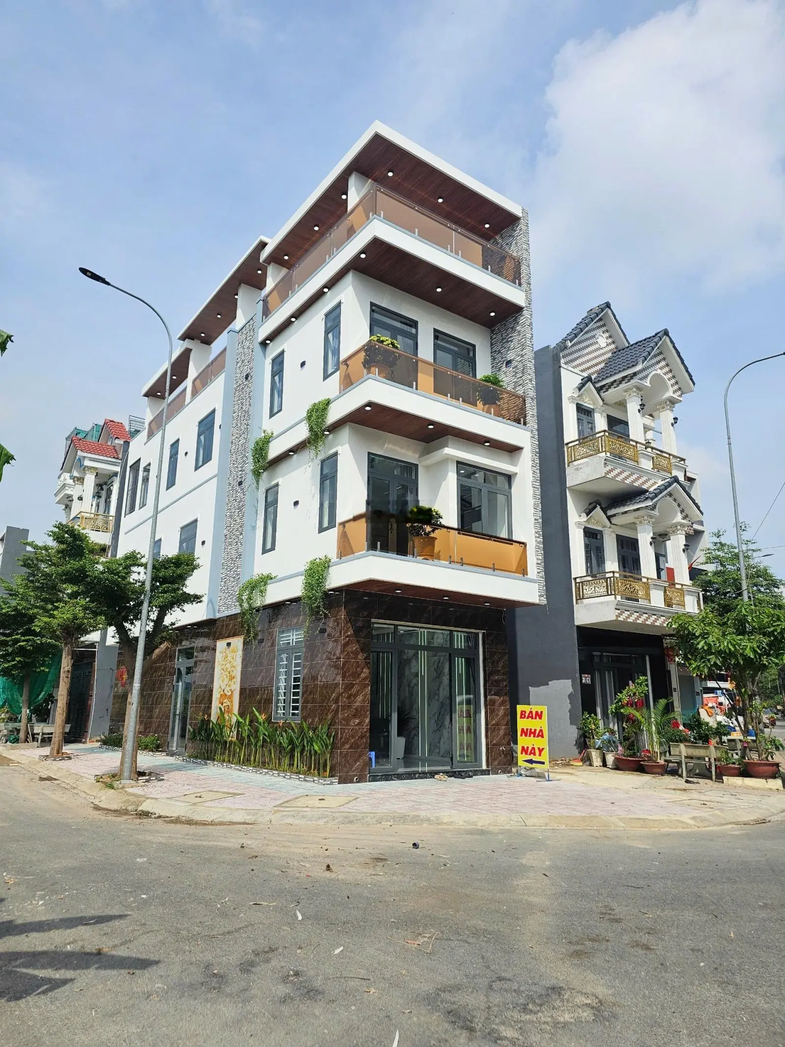 Căn Góc 2 Mặt Tiền: 6Tỷ800_92m2 Nhà 1 Trệt 2 Lầu Full Nội Thất KDC Phú Hồng Thịnh 8, TP.Thuận An