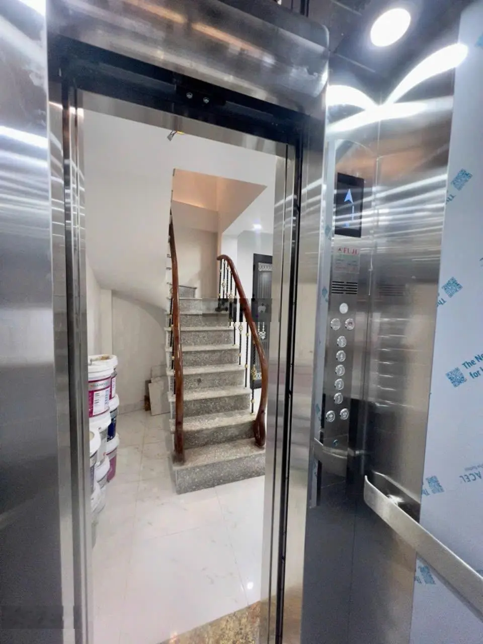 Cần bán nhà riêng phố Thái Hà 40m 6 Tg MT 5,2m chỉ 10 tỷ thang máy 30m ô tô full nội thất.