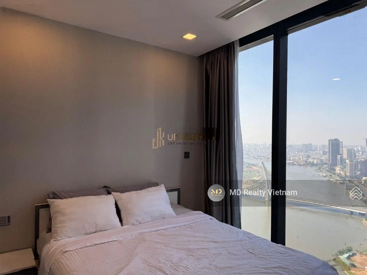 Cần bán căn hộ Vinhomes Golden River Ba Son giá tốt - 2 phòng ngủ 70m2
