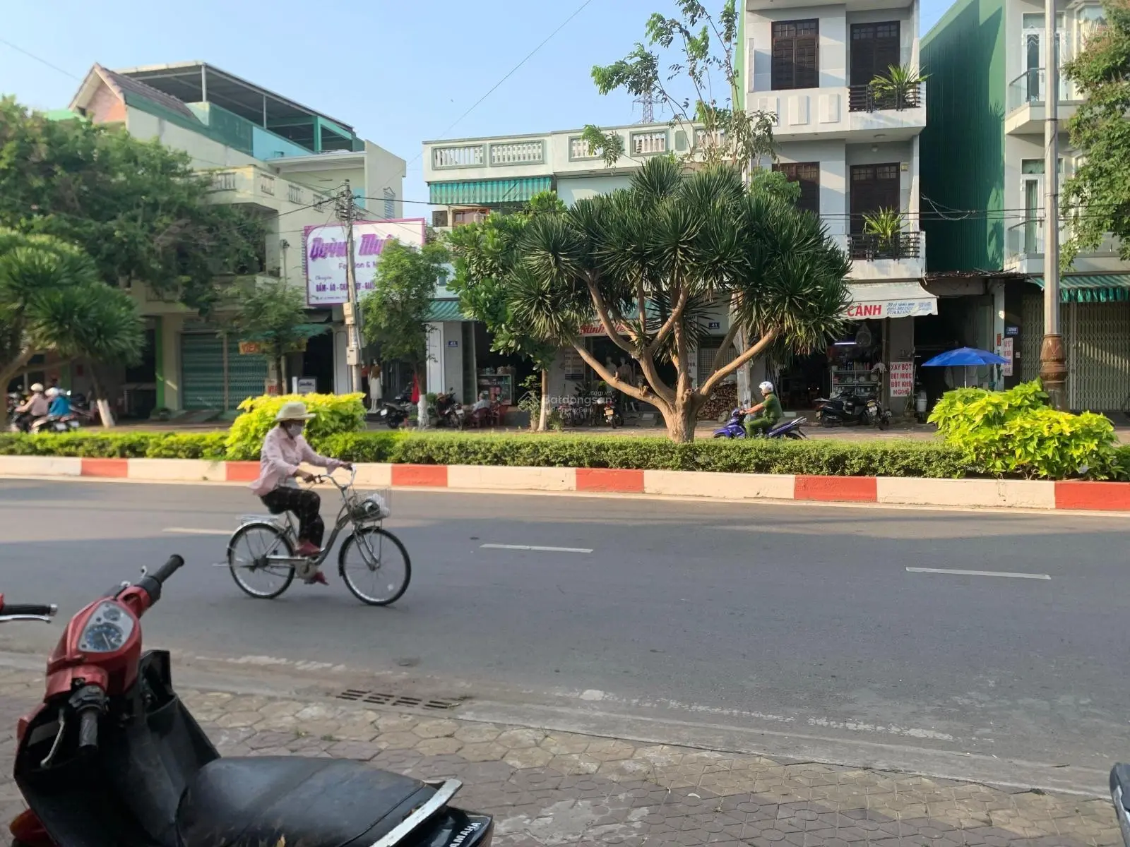 Bán nhà 3 tầng kiên cố mặt tiền Lê Trung Đình chính chủ, 250m2 sàn, 3 phòng ngủ, sổ hồng riêng