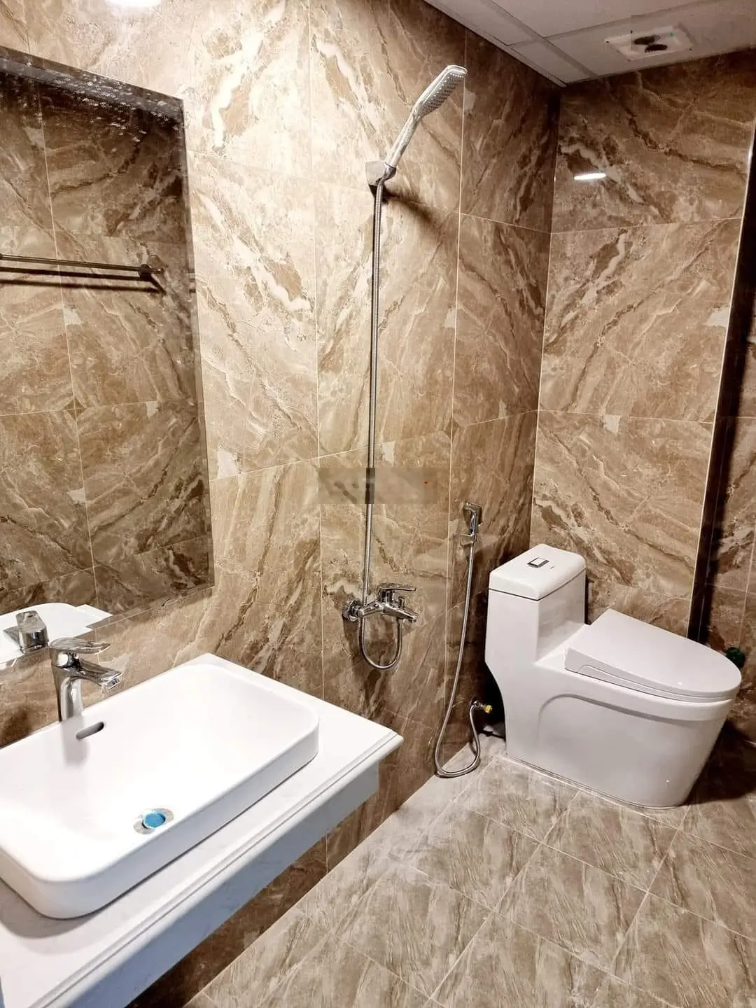 Nhà dt khủng 52m2 xây 3 tầng.ngõ trước nhà rộng 4m,ô tô vào nhà.cách b.xe yn, trung tâm hà đông 5km