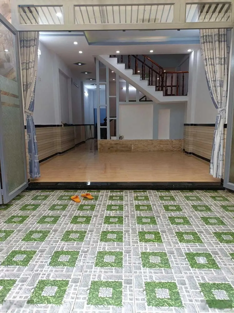 Bán nhà mới chỉ 900tr dọc QL22 1 lầu 1 trệt 3PN 4 toilet ngay KCN Trảng Bàng sổ hồng riêng