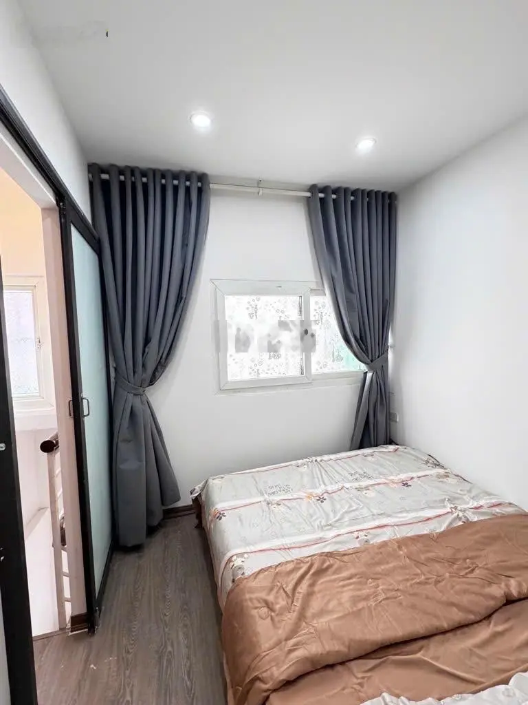 Khương đình, nhà tập thể mới sửa, hàng xóm royal city, vài bước chân ra ngã tư sở, sân chơi rộng.
