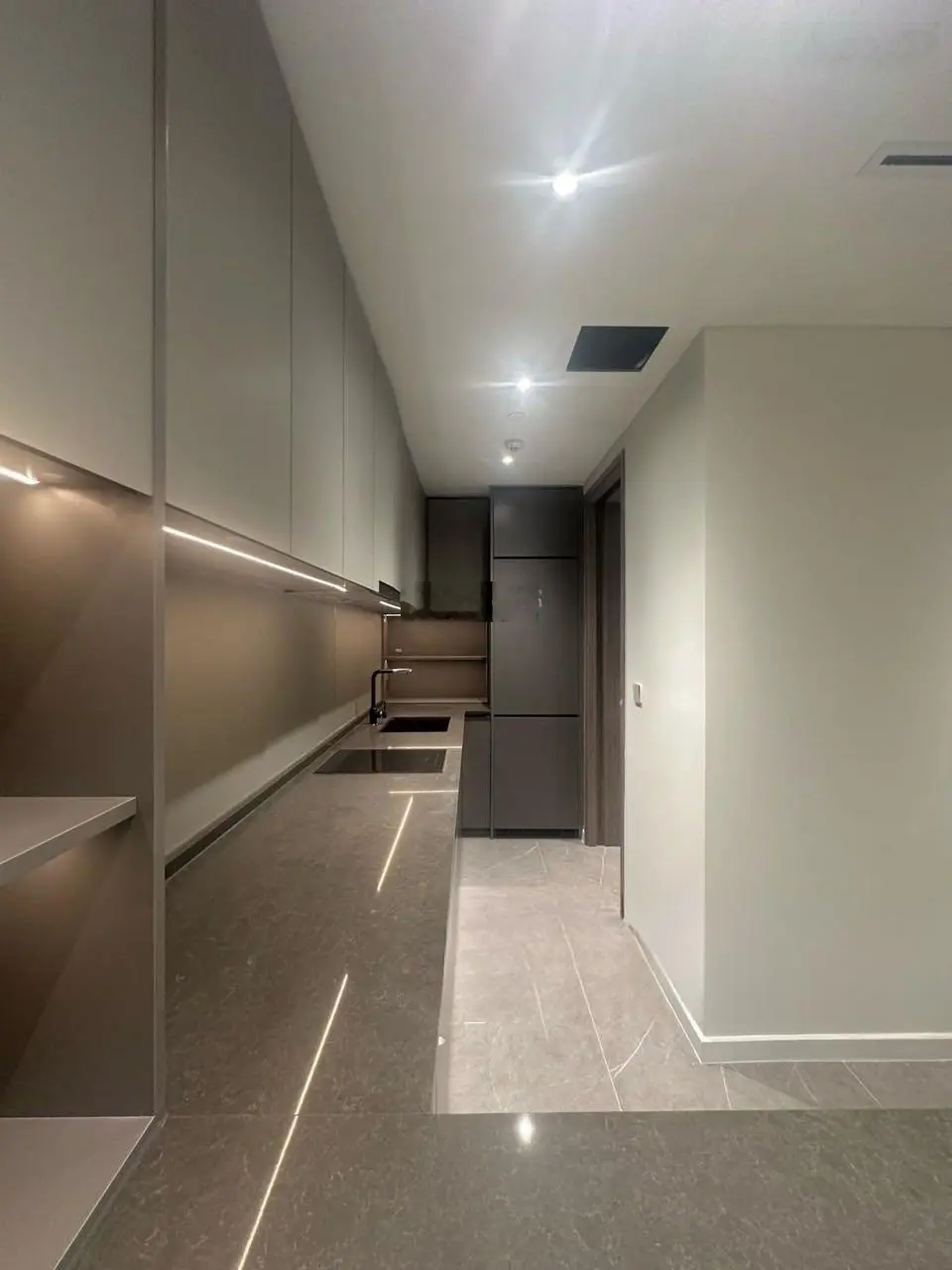 Bán căn 2 phòng ngủ tầng cao, view sông, quận 1, giá tốt nhất thị trường. Hotline: 0941 230 ***