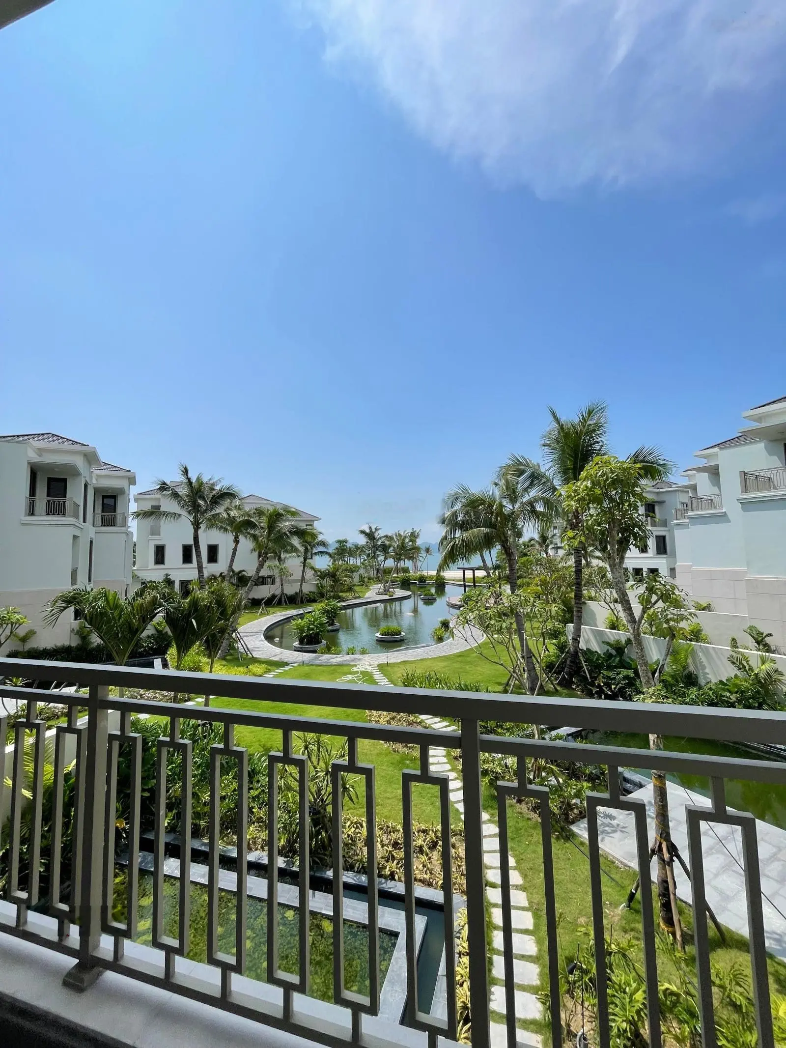Biệt Thự kép kín - view vịnh Hạ Long - 1 bước chạm cát