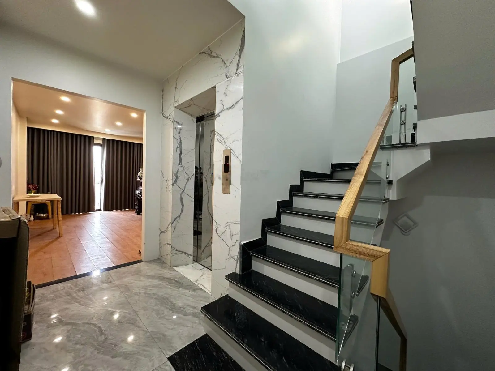 Nhà dân xây độc lập mặt ngõ Hồ Sen, ô tô đỗ cửa, 64m2 x 5 tầng có thang máy.