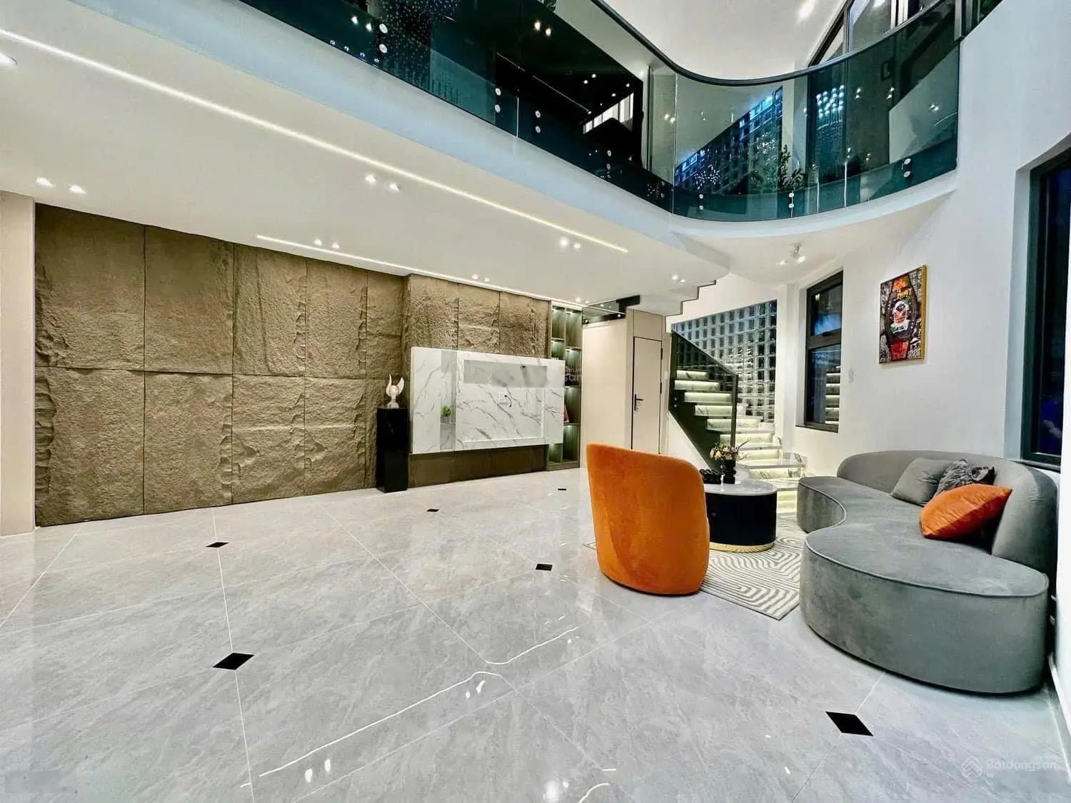 Cần tiền gấp bán nhà Bình Chánh 100m2, gần KCN vĩnh lộc, 5PN, SHR, đang cho thuê 9tr