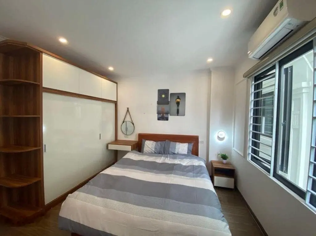 Bán nhà 5t ngõ 129 đường bát khối long biên. giá chào hơn 5 tỷ. nhà đẹp, ngõ nông, lô gócvị trí đẹ