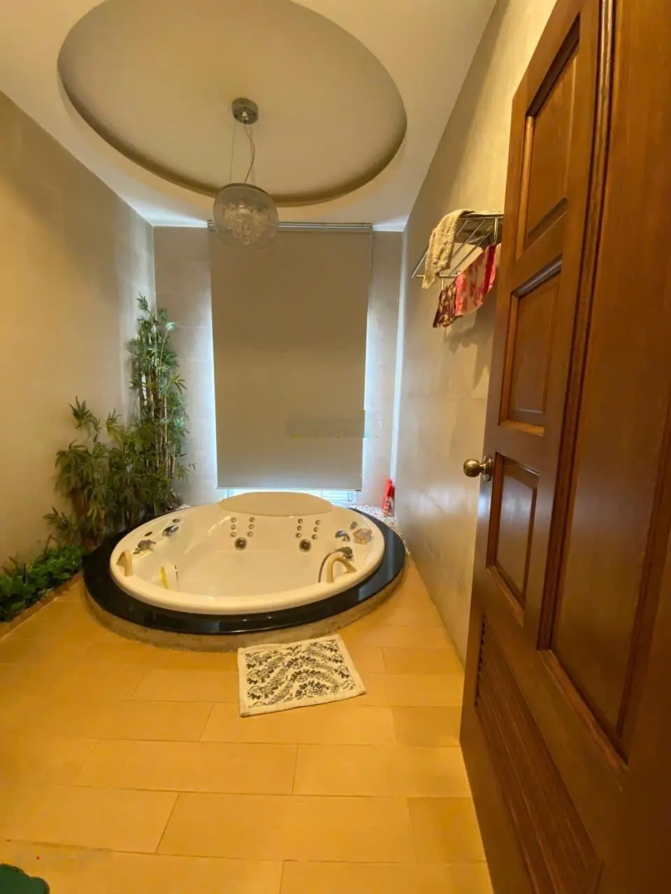 Quận 11, nhà mặt tiền đường Cư Xá Lữ Gia, diện tích lớn, có sẵn thang máy, có gara xe hơi riêng