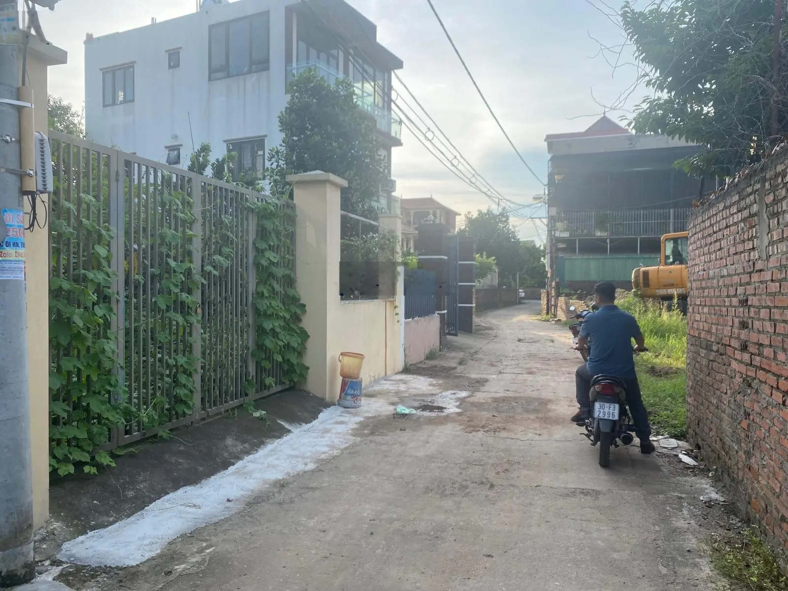 Bán 82.9m2 đất SĐCC tại tổ 4 Cự Khối, đường thông xe 16 chỗ, giá 55tr/m2 LH: 0902 132 ***