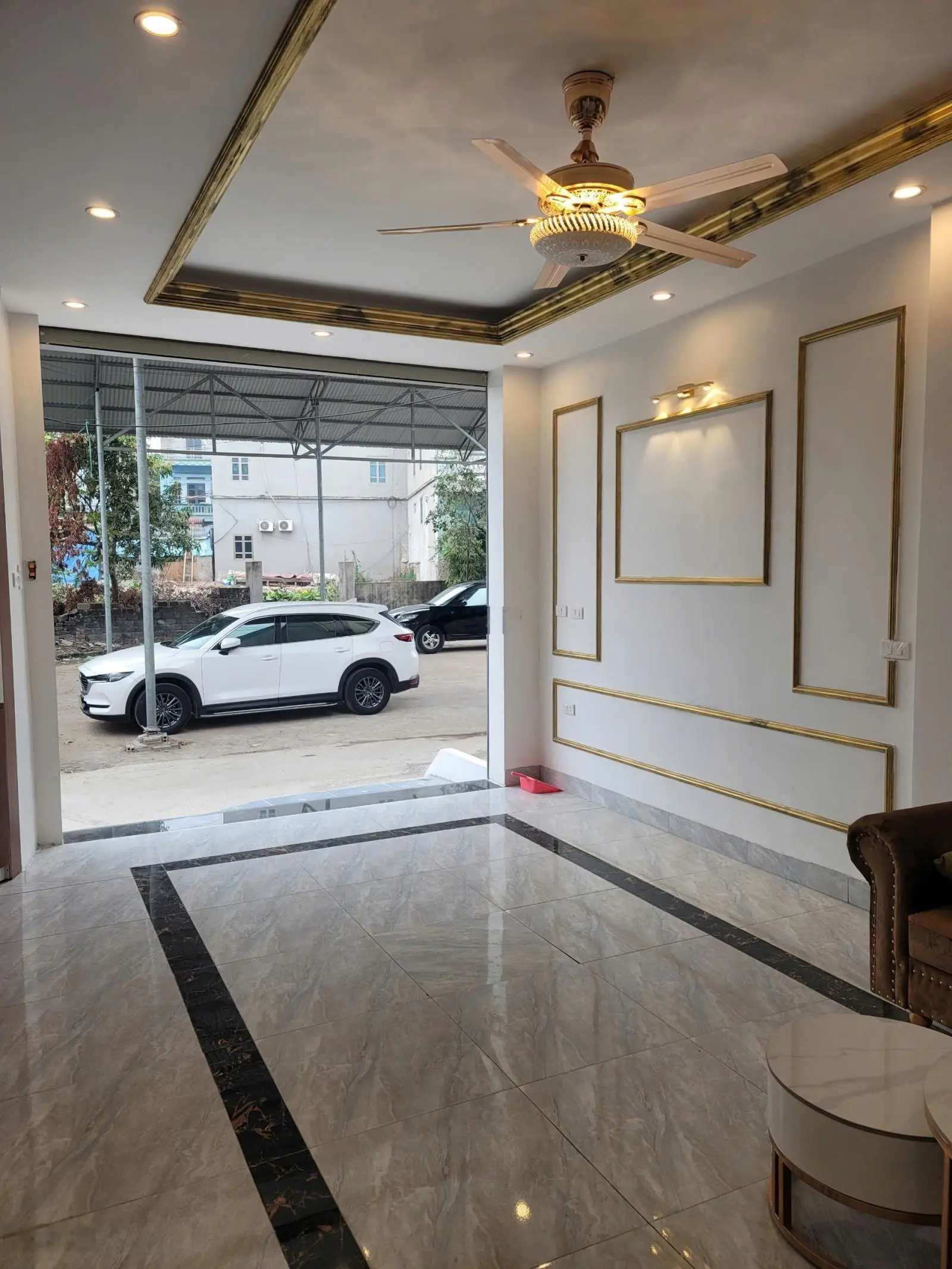 Chính chủ bán nhà mặt sân Vh ô tô vào nhà, đỗ cửa thoáng vĩnh viễn lô góc 2 mặt ngõ 40m2