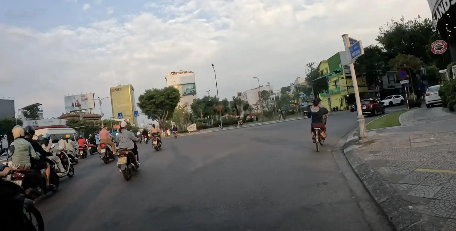 Bán nhà 5 tầng mặt tiền 5m5 Hoàng Diệu, doanh thu trên 400 tr/năm, giá chính chủ