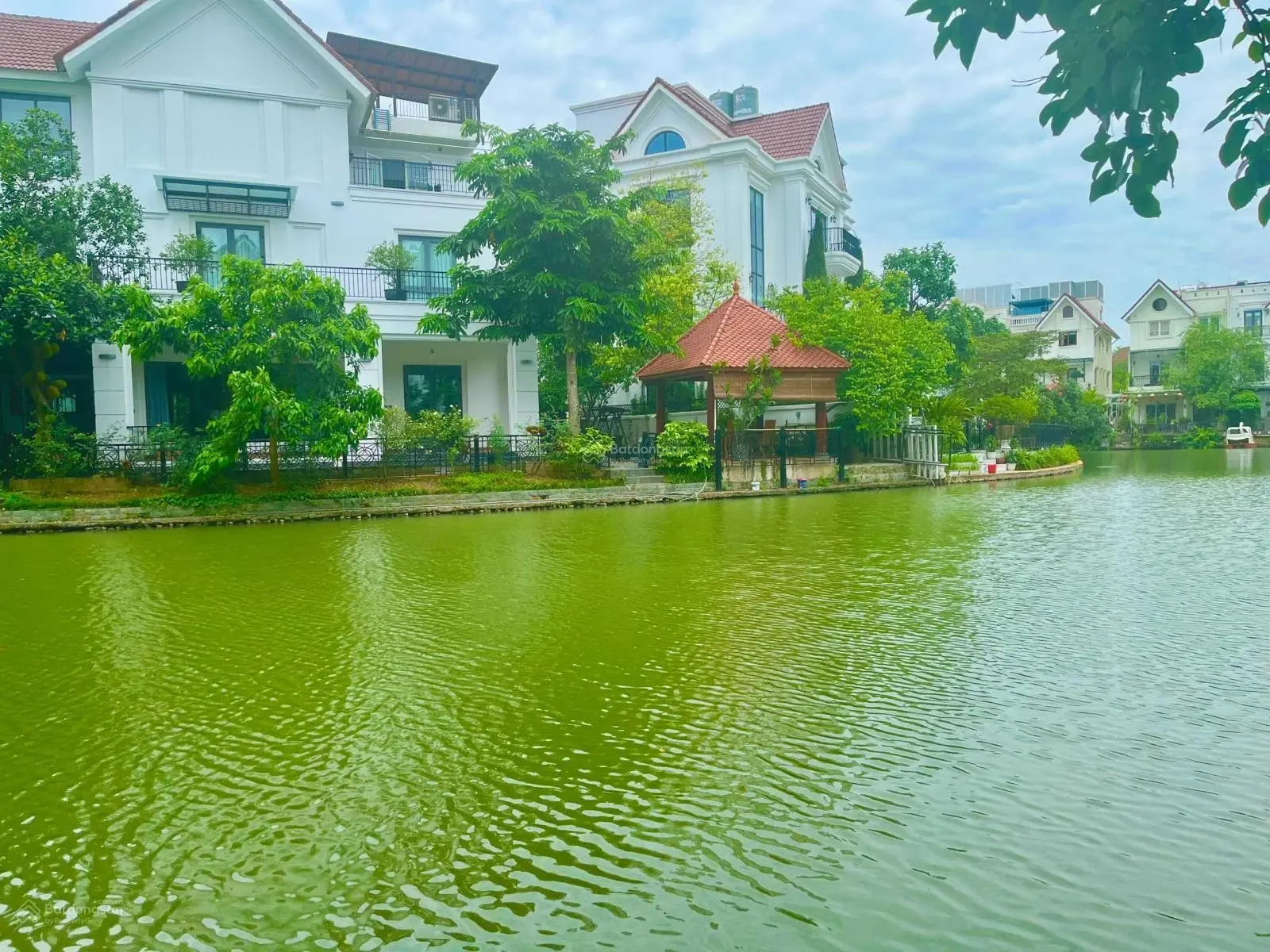 Bán gấp BT Bằng Lăng 05 - 03 hướng ĐB, diện tích 250m2 XD 495m2 khu vip view hồ rộng, giá 66tỷ