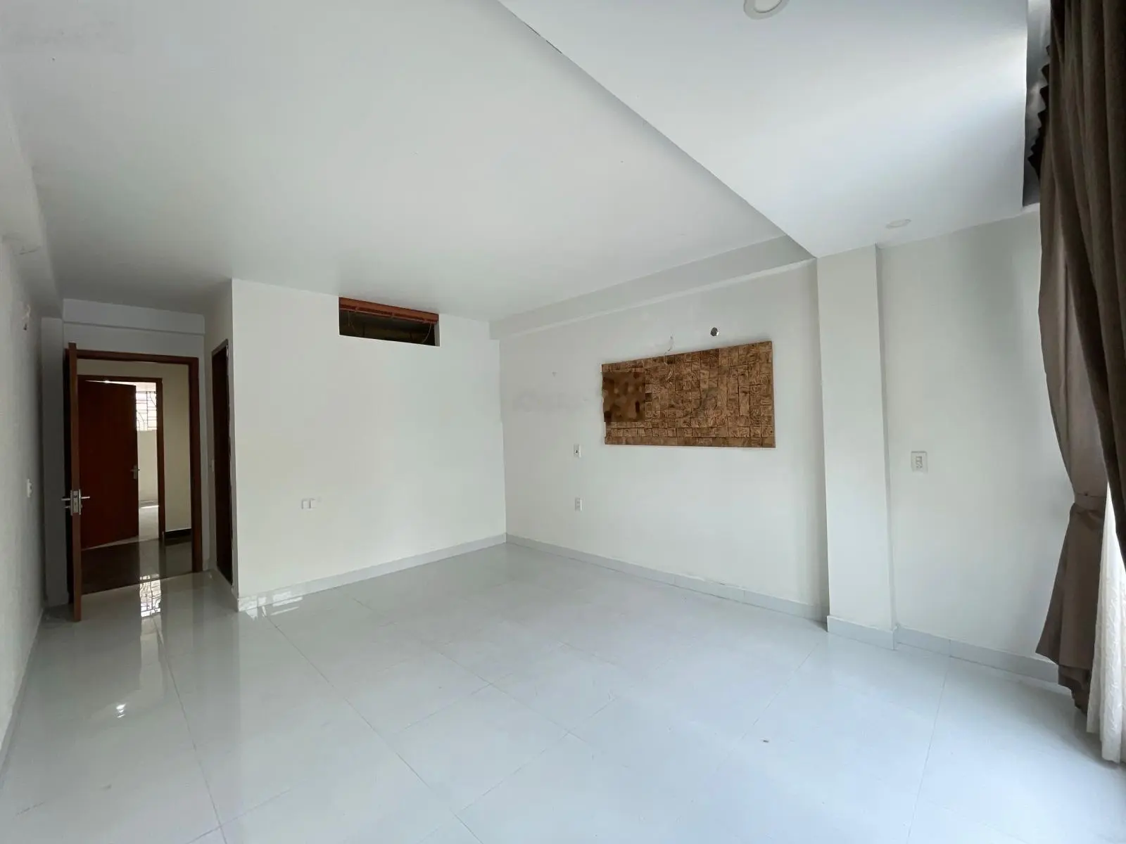 NHà dân xây độc lập hơn 3 tỷ ô tô vào nhà ngay chợ hàng gần Aeon