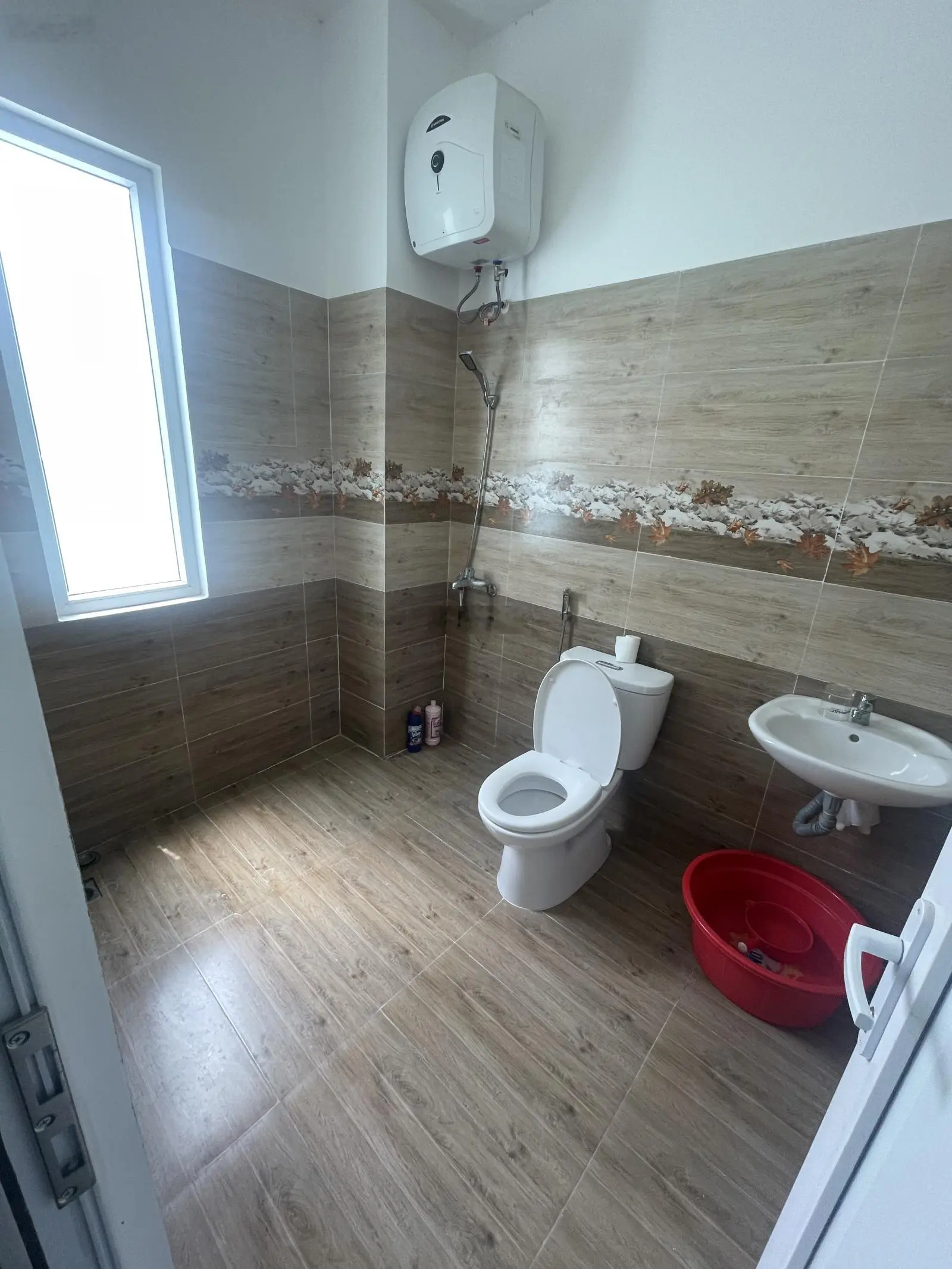Bán nhà kiệt ô tô sát sân bay, đường thông qua sân bay. Nhà cách đường lớn tầm 50m