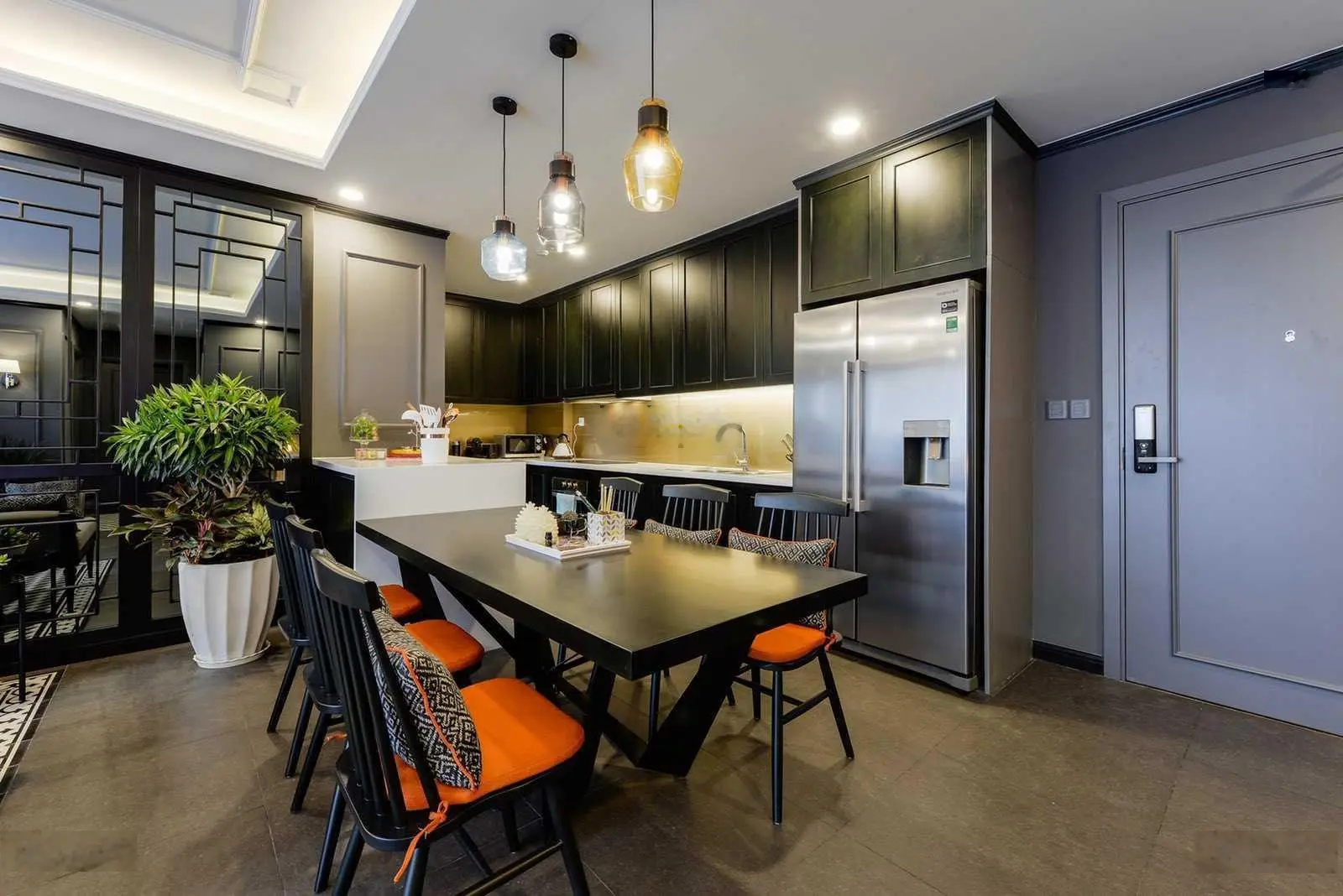 Bán chung cư Sky Center - Tân Bình, DT: 75m2, 2pn, 2wc, tặng nội thất, giá: 3.9 tỷ, LH:0906 101 ***