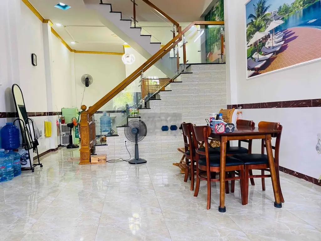 Nhà mới . kẹt tiền bán gấp. gần Chiêu Liêu