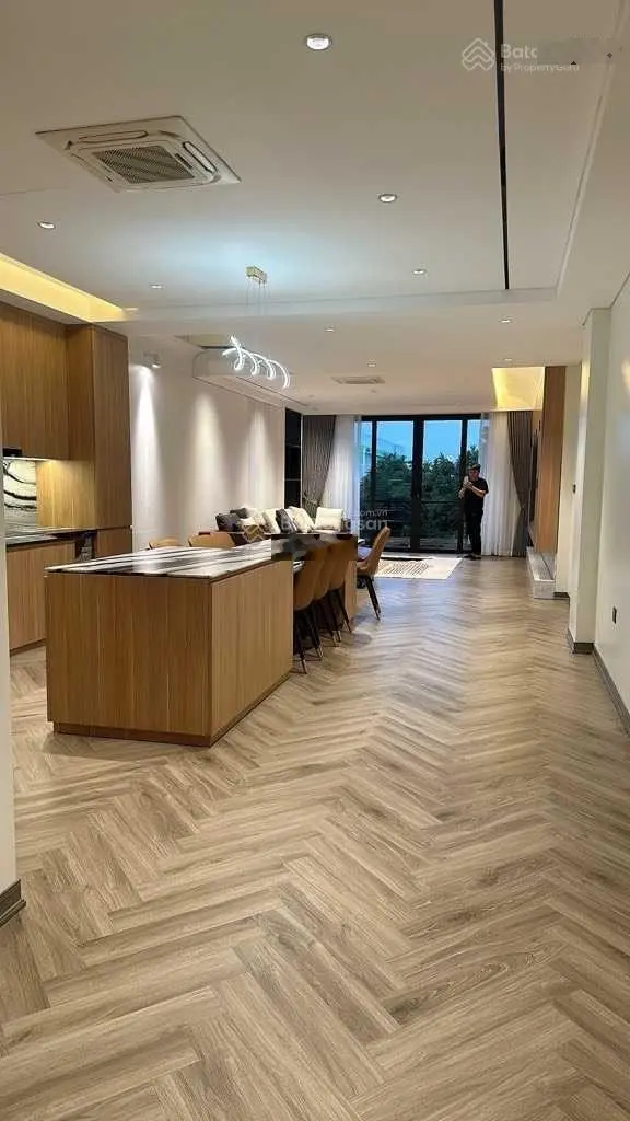 Giá hời để đầu tư, 60m2 nhà đẹp ở ngay TĐC Giang Biên, phân lô view công viên chỉ 155tr/1m2