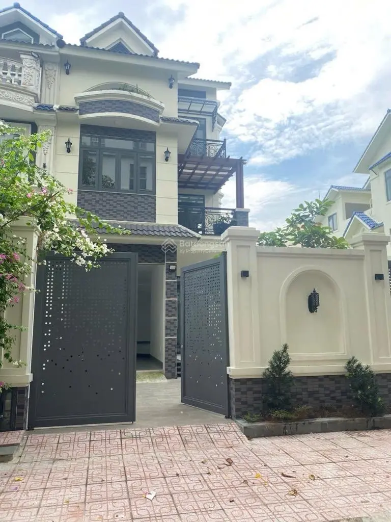 Bán BT 200m2, 3PN + 4WC tại D31, Phước Long B, Q9, HCM chỉ với 21,5 tỷ