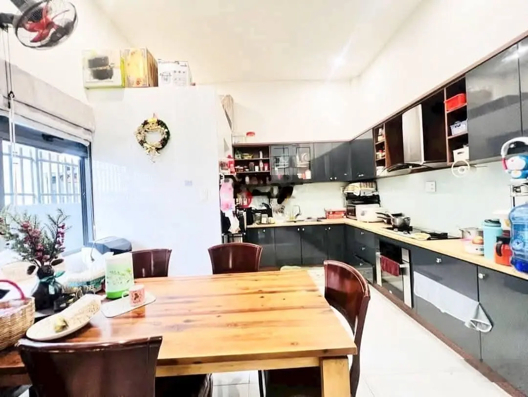 Chủ đang cần vốn gấp, bán căn này tại Đỗ Tấn Phong, P9, Q.Phú Nhuận. Giá 4.35 tỷ, 3 lầu.