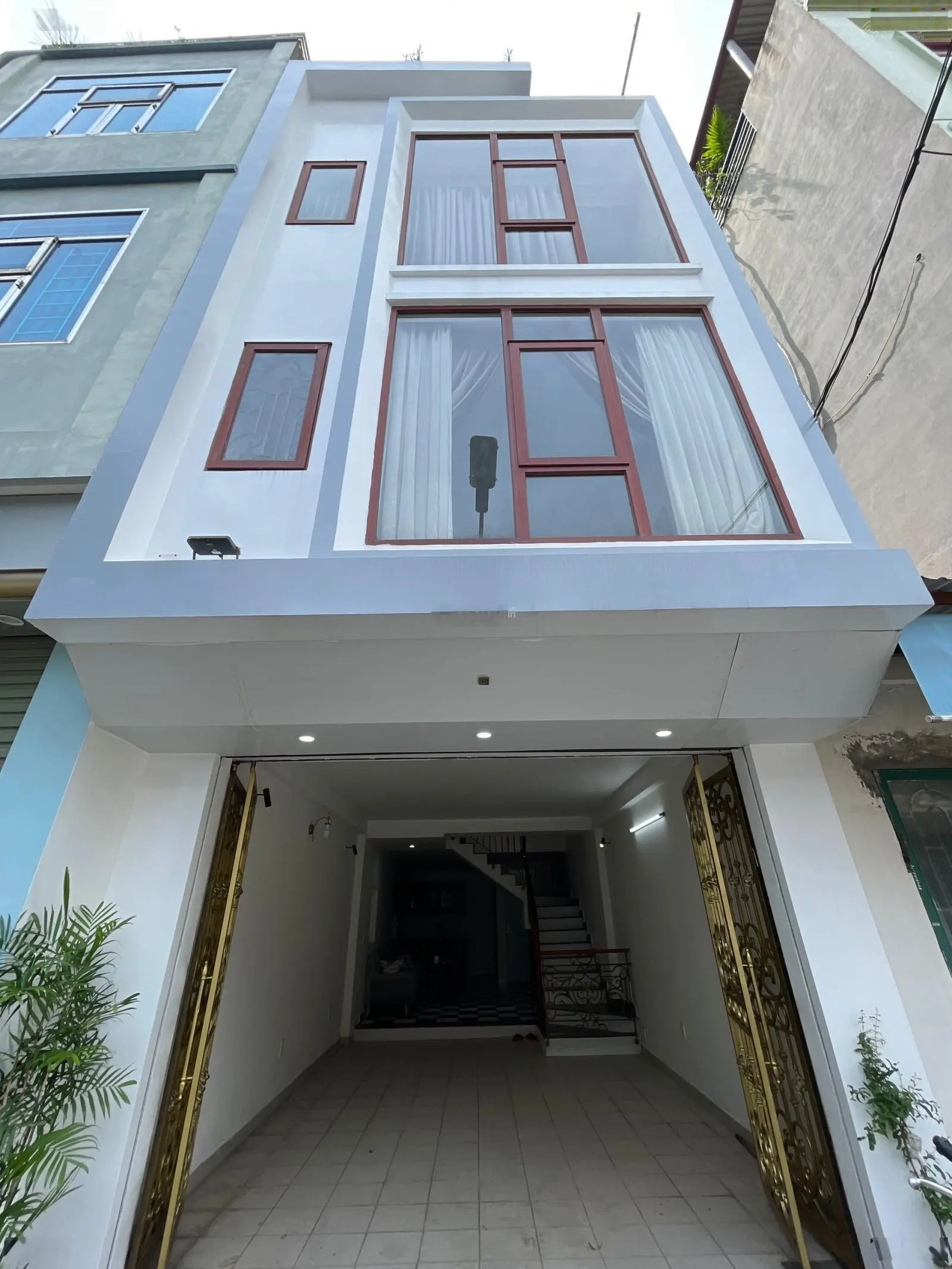 NHà dân xây độc lập hơn 3 tỷ ô tô vào nhà ngay chợ hàng gần Aeon