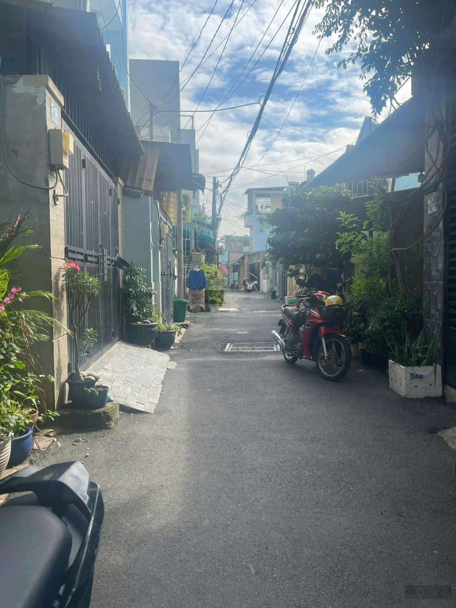 Nhà đường... ( Tam Châu) Tam Bình. Thủ Đức __ Đường oto vào tới nhà Dt đất : 60m. Nhà 1T 1 lầu