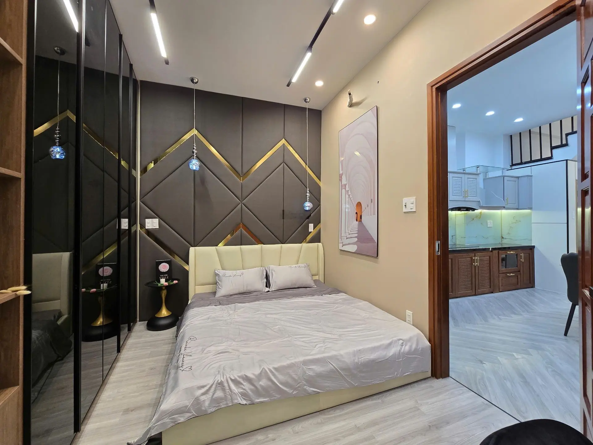 Bán gấp siêu phẩm nhà phố 5PN, tặng full nội thất, vị trí đẹp, đang cho thuê 22tr/tháng