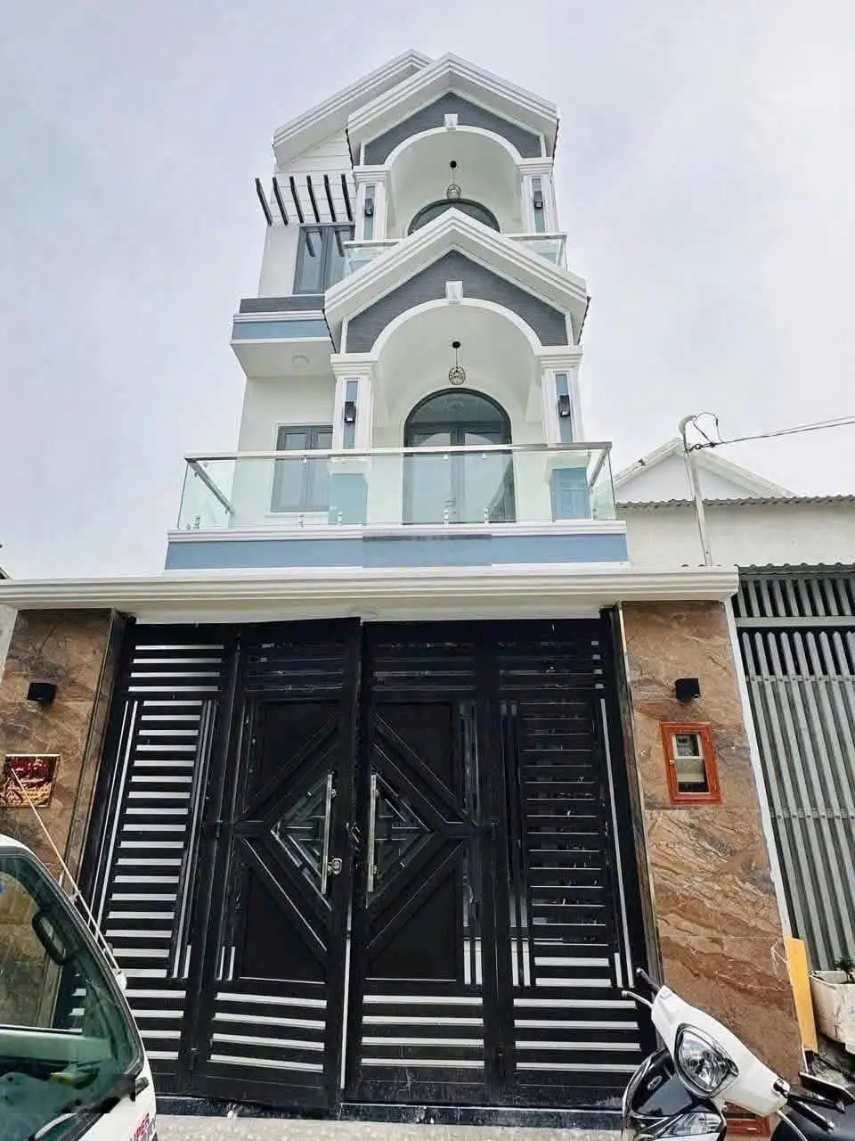 Bán nhà đẹp 1 trệt 2 lầu ngay sát Vinhome Quận 9, Cách Vinhome 200m. Sổ hồng riêng
