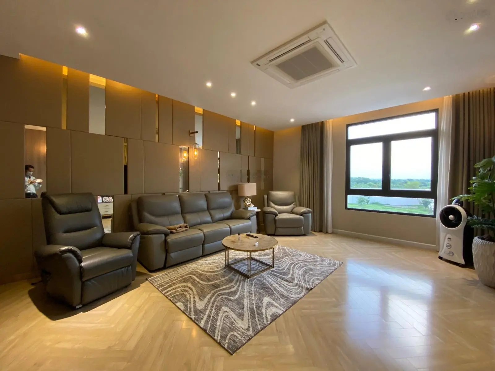 Căn góc Verosa 153 m2 thô 21tỷ và full NT 25 tỷ, và SL 240m2 /29 tỷ. ĐL 528m2/ 51 tỷ