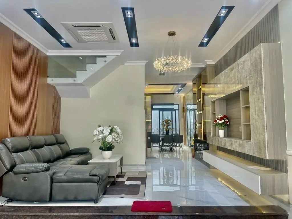 Bán biệt thự gần tạ quang bửu , dtsd 590m2 , ngang 8m , full nội thất , tiện mở vp cty , spa ...