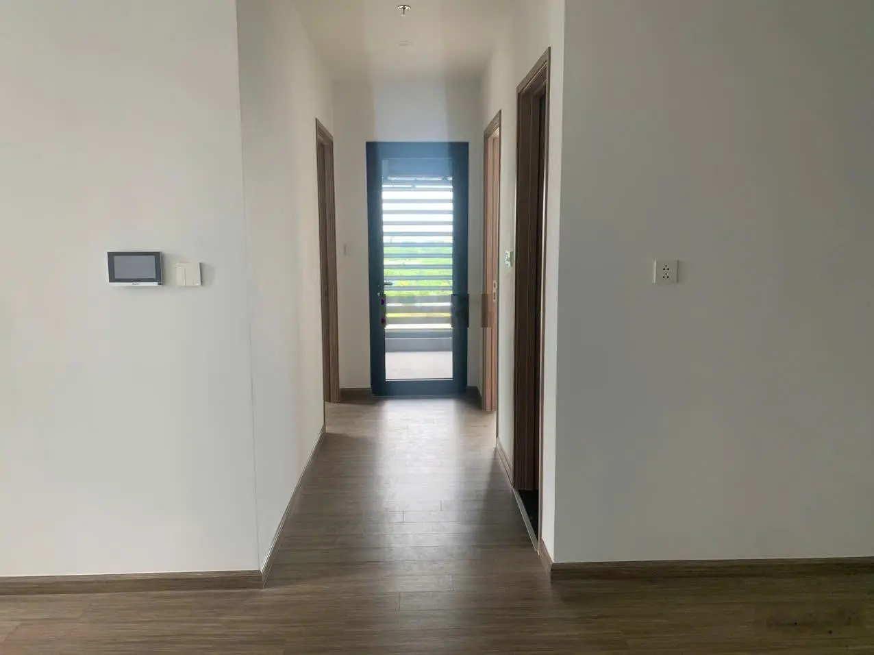 Chủ nhà gửi bán căn 2N2WC góc tòa P4 67m2 giá 3ty450, nhà mới, hướng đông bắc , có 2 hầm gửi xe