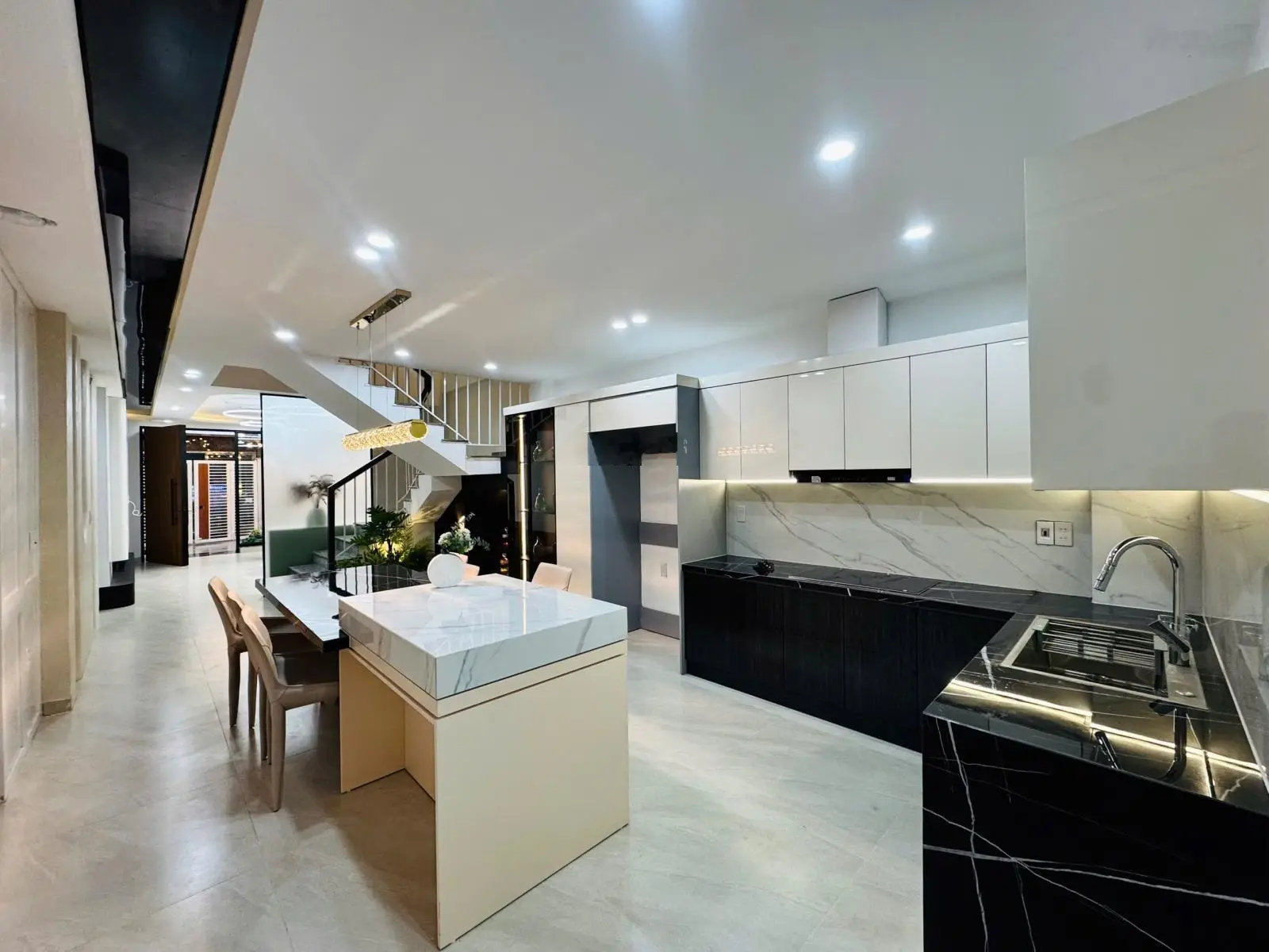 Bán nhà villa sân vườn 90m2 tuyệt đẹp. Full nội thất. phố Hai Bà Trưng