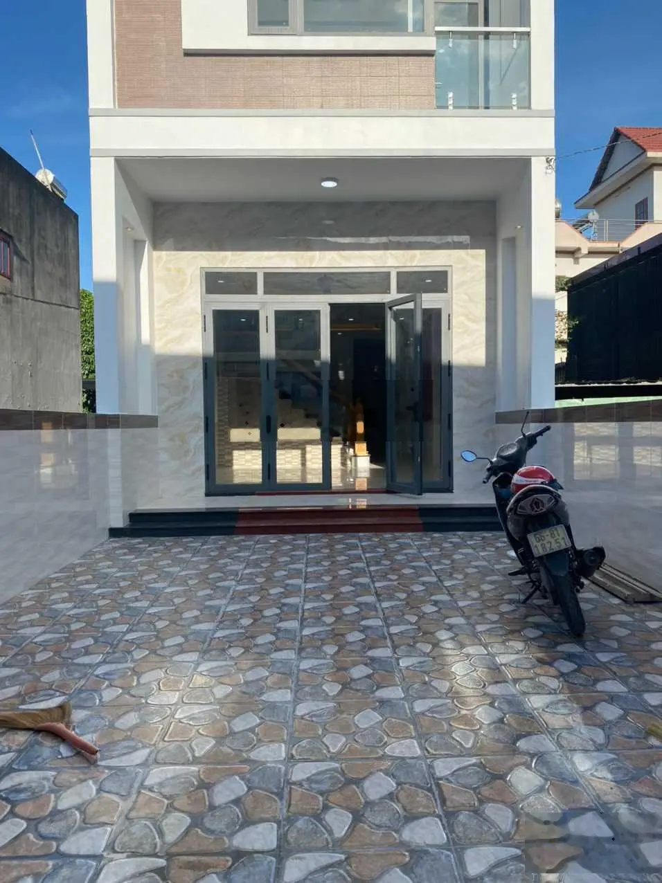 Nhà bán Dĩ An 2 lầu - sổ hồng riêng đã làm hoàn sân ô tô 7 chỗ