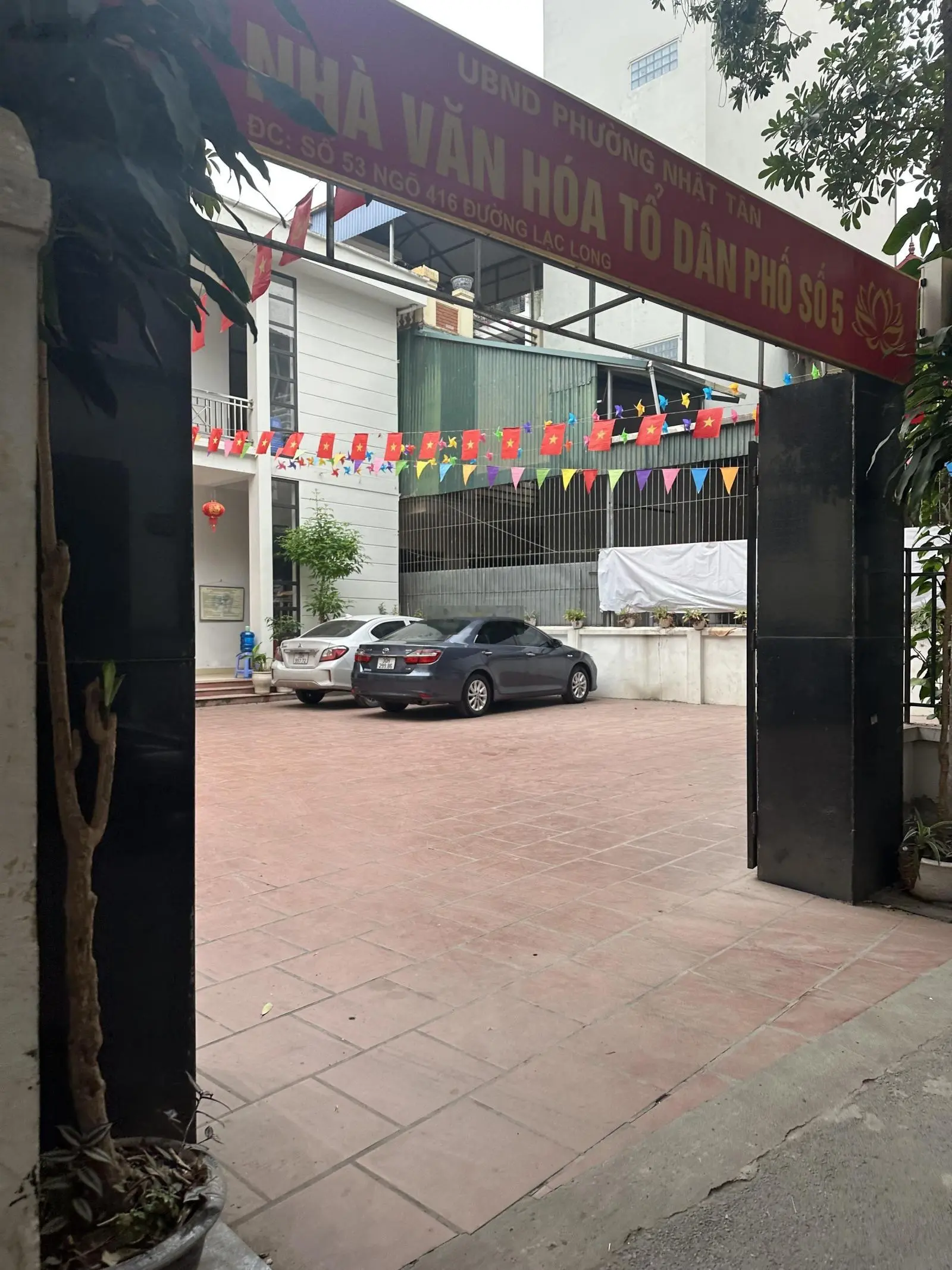 Bán nhà 2 tầng DT 120m2 MT 5,4m gần Hồ Tây & Lotte Tây Hồ - Phố Lạc Long Quân - Q Tây Hồ. Giá 20tỷ