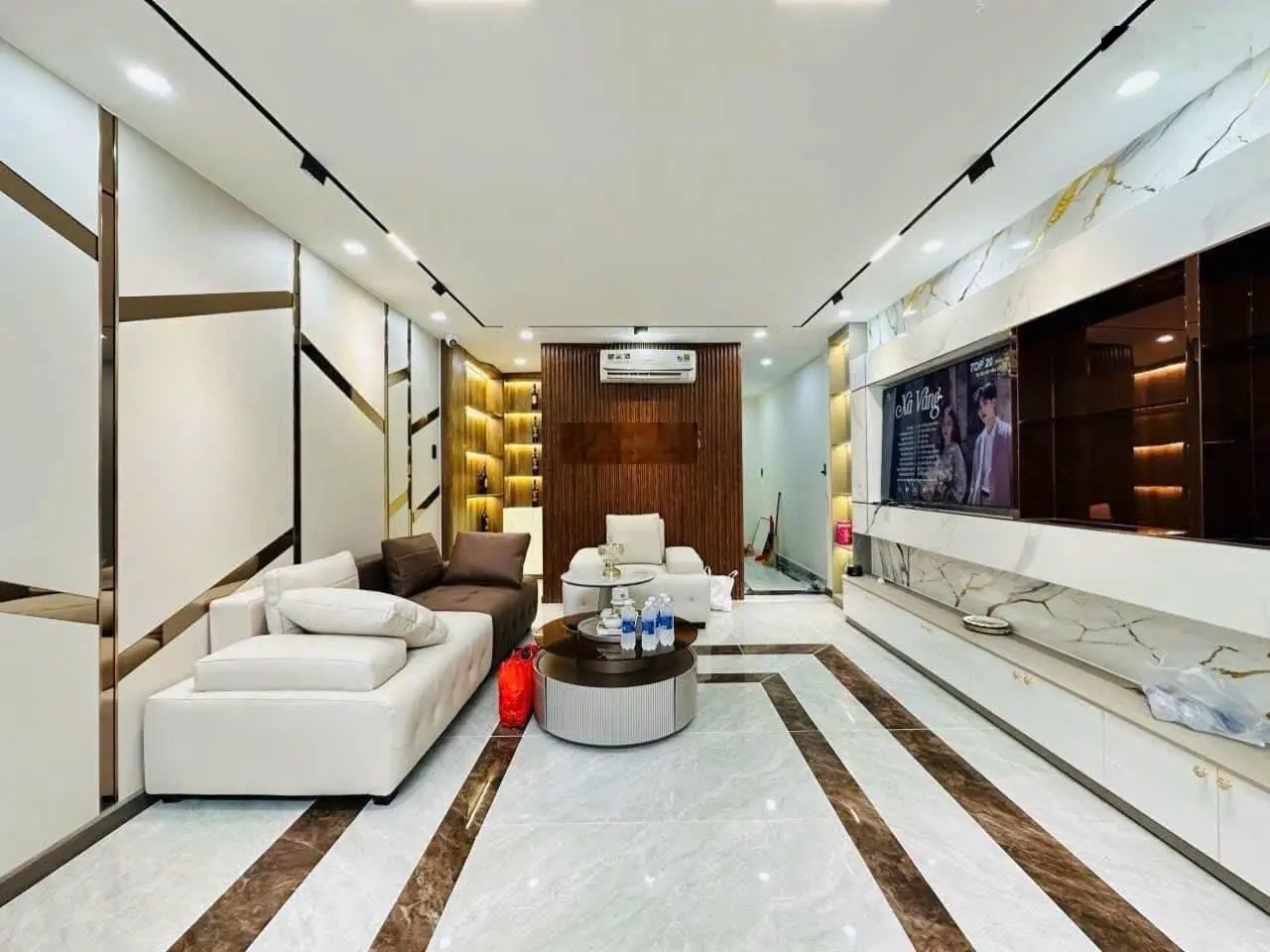Bán căn nhà đẹp giá rẻ 86,27m2 đường Cộng Hoà, P13, Tân Bình giá bán 3tỷ100. Gần siêu thị, hẻm 6m