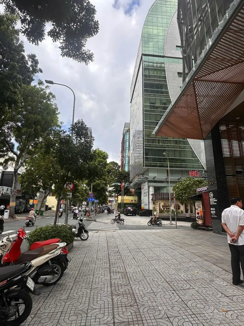 Tòa nhà mặt tiền 1 hầm 7 tầng, 1300m2 sàn. HĐT: 300 triệu/tháng/còn 6 năm. Giá bán: 89,9 tỷ
